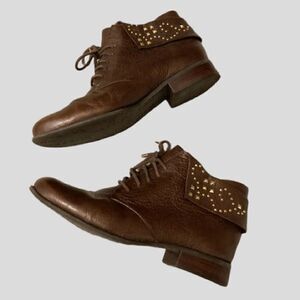 𝅺: : MIEZKO 90s Style Fold Over Ankle Boots with Gold Stud Detail : :